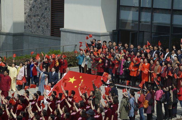 快闪点燃校园激情  数百师生一同唱响《我和我的祖国》  梁庆生.JPG