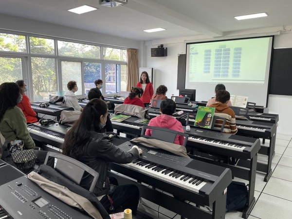 钢琴初级班第一节课朱煜君老师在授课中。老师在讲述钢琴起源,钢琴基本要领等......jpg