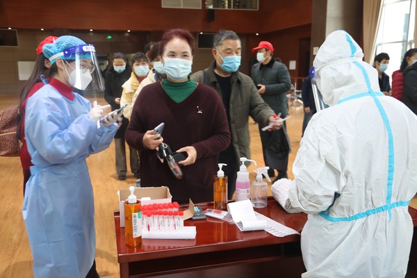 3.3滨湖报名核酸检测现场2.JPG