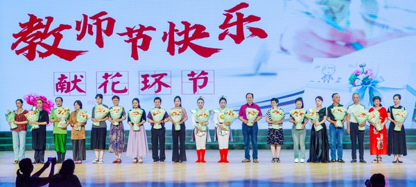 1.学员代表献花_副本.jpg