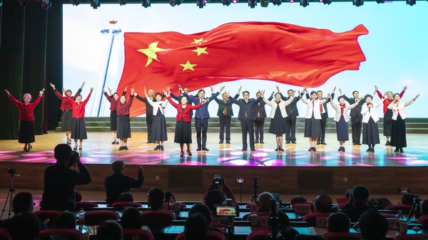 14集体朗诵《祖国到底是什么》.jpg