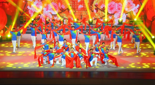 20240124我校艺术团舞蹈二队与中国舞蹈艺术家黄豆豆同台舞动“幸福红”.jpg