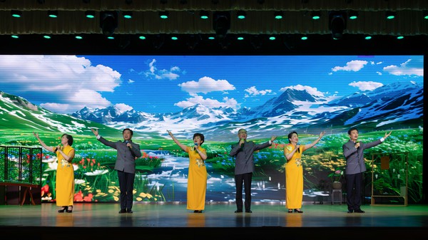 1.管贤海 《写给春天的诗行》.jpg