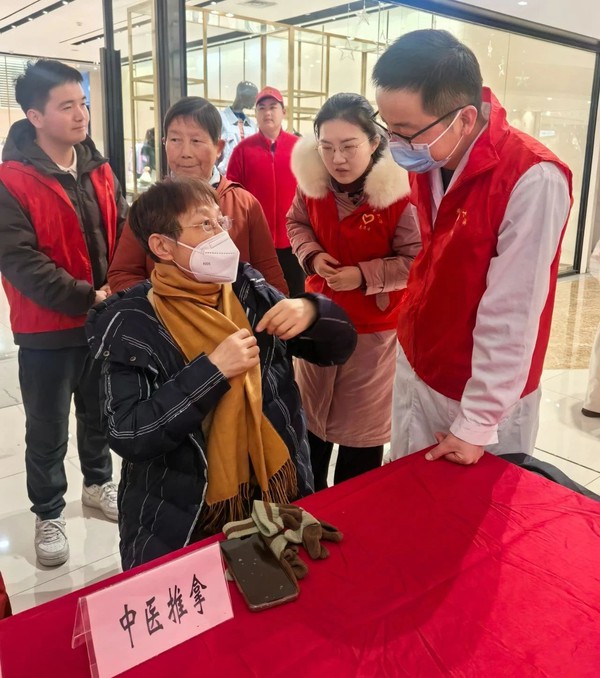 安徽老年大学志愿服务队开展学雷锋志愿服务活动.jpg
