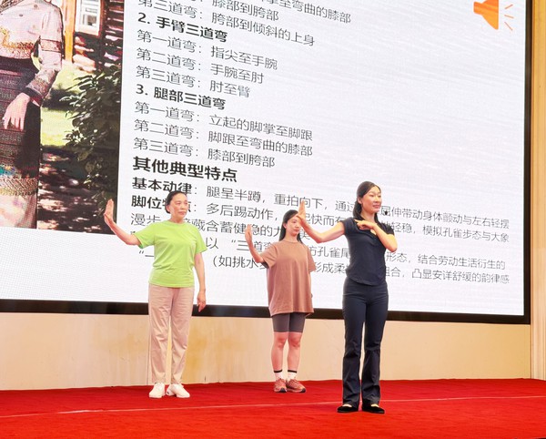 现场示范课：阜阳市老年大学舞蹈教师李晶晶.jpg