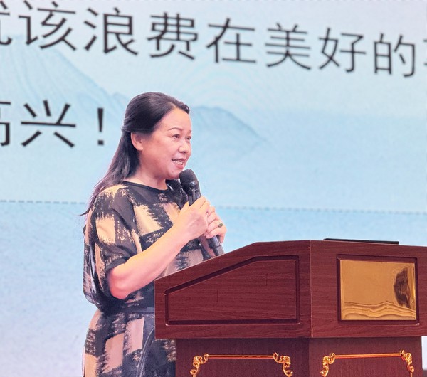 现场示范课：铜陵老年大学朗诵教师张雪英.jpg