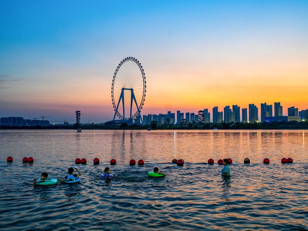 《绯霞之畔》蒋丹青  芜湖路校区  周二摄影创作班18956691676.jpg