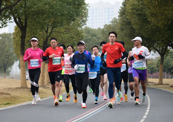 《健康奔跑》高松，芜湖路校区，周二张恣宽班，13956985656，拍摄于2025年2月23日，合肥蜀西湖公园举办半程马拉松比赛.jpg