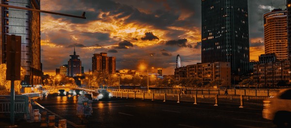 《暮色烟火里的都市街道》袁立   芜湖路校区  周四张启班  18655056583.jpg