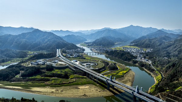 《巨龙延展  穿越山河》+王丽华+六安路校区+PS后期处理+13855168903.jpg