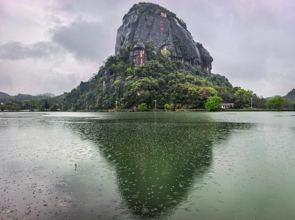 《烟雨飞天山》袁修银.jpg