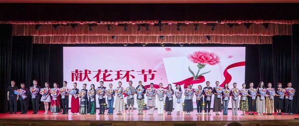 06-第一批领导献花.jpg
