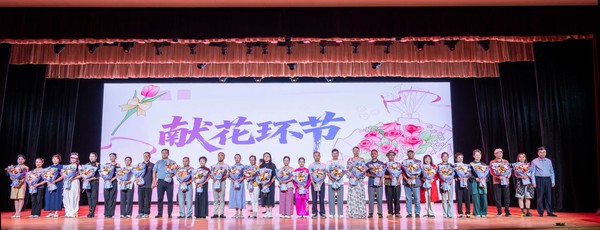 10-第二批领导献花.jpg