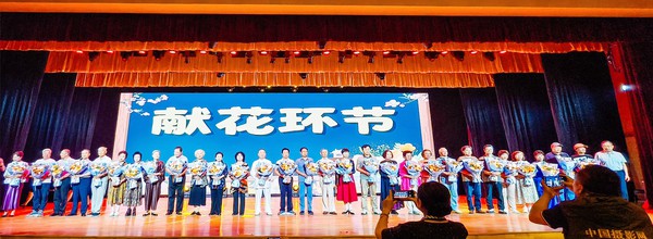 13-第三批领导献花.jpg