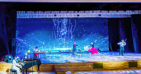 15-歌舞表演《光亮》.jpg