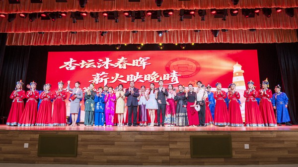 16-演员大合影.jpg