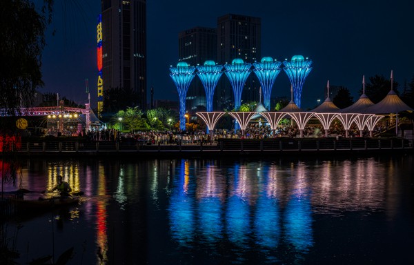 《徽园夜景》裔玉芹.jpg