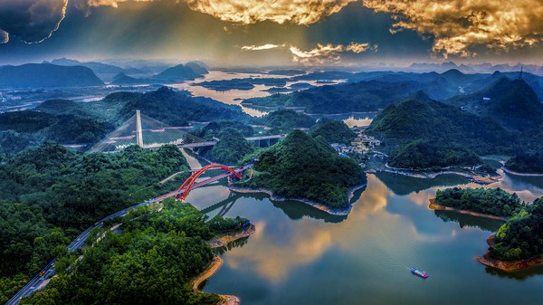 《天堑变通途》黄山.jpg