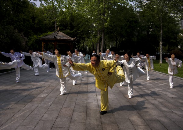 《校园五禽戏》 张万方.jpg